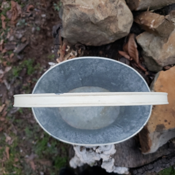 VINTAGE STYLE Painted Rabbit Bucket - Picture 6 of 6